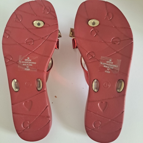 Guess Shiny Red Bow Flip Flops  size 5 - Picture 3 of 4